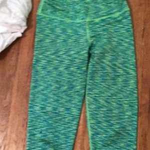 Green/blue cropped leggings